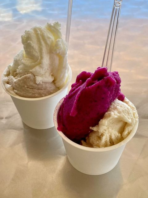 「ミルミル本舗 本店」。小高い丘に建ち海を一望できるロケーションも◎。パイナップルやマンゴーなどの島食材のフレーバーもたくさん / 1