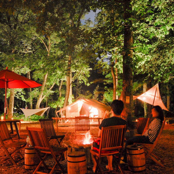 ドリンク片手に、焚き火タイム。“白馬の森”を2人占めする贅沢な夜4259799