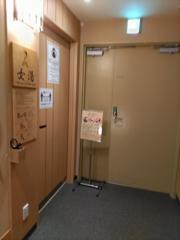 大浴場入口 番号キーを押すタイプ