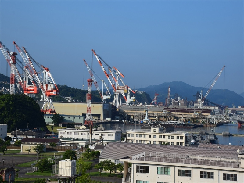 旧呉海軍工廠だった第３ドックもはっきりと望める。