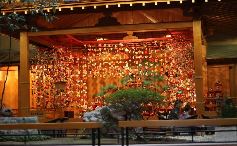 能舞台の雛飾り / 1