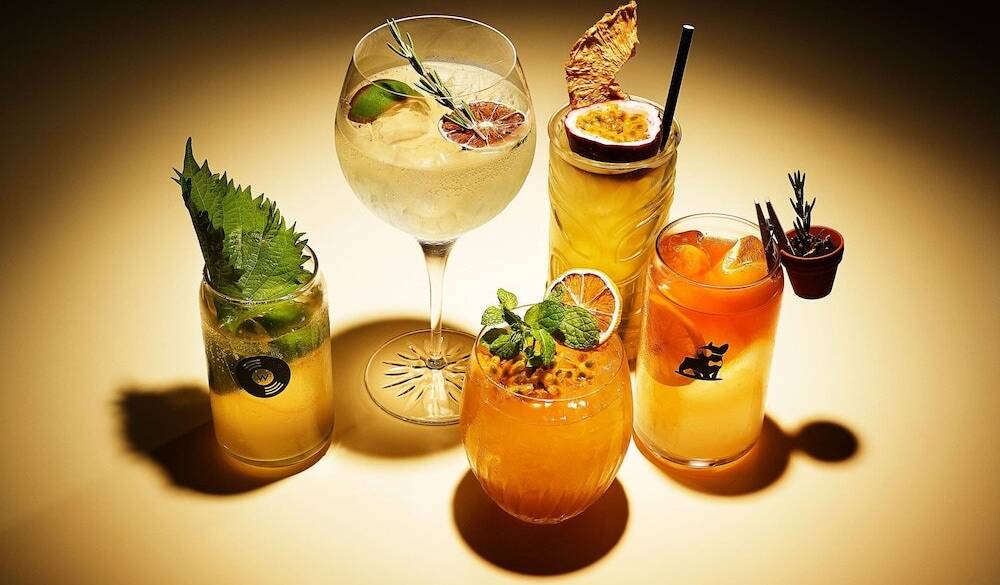 色彩豊かなラウンジで
夕方から乾杯♪ / 2