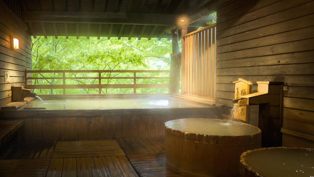 総檜造りの露天風呂で
朝のひとときを満喫 / 1