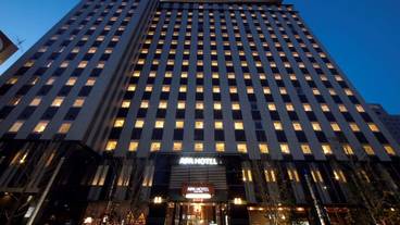 施設の正面 (日没後) / 1