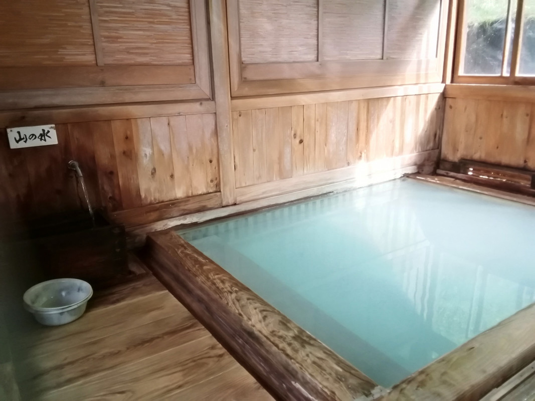 茅葺屋根の内湯