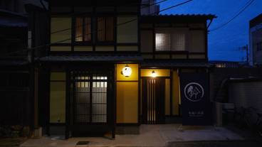 施設の正面 (日没後) / 2