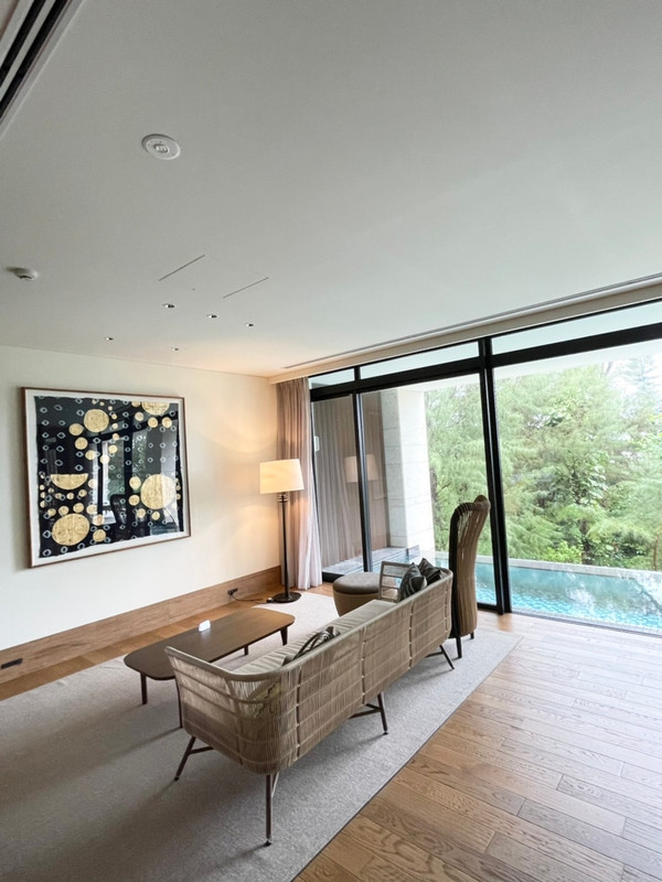 「プール付きデラックススイート」。ベッドルーム、バスルーム、リビング間の扉が閉まるような造りで、小さい子どもが入れないように制御することもできて安心 / 2