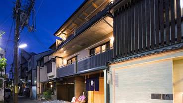 施設の正面 (日没後) / 2