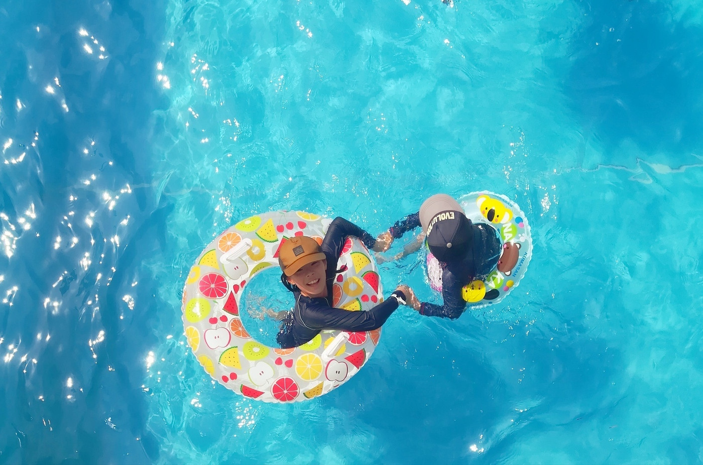 プールで遊ぶ姉弟（9歳・5歳）