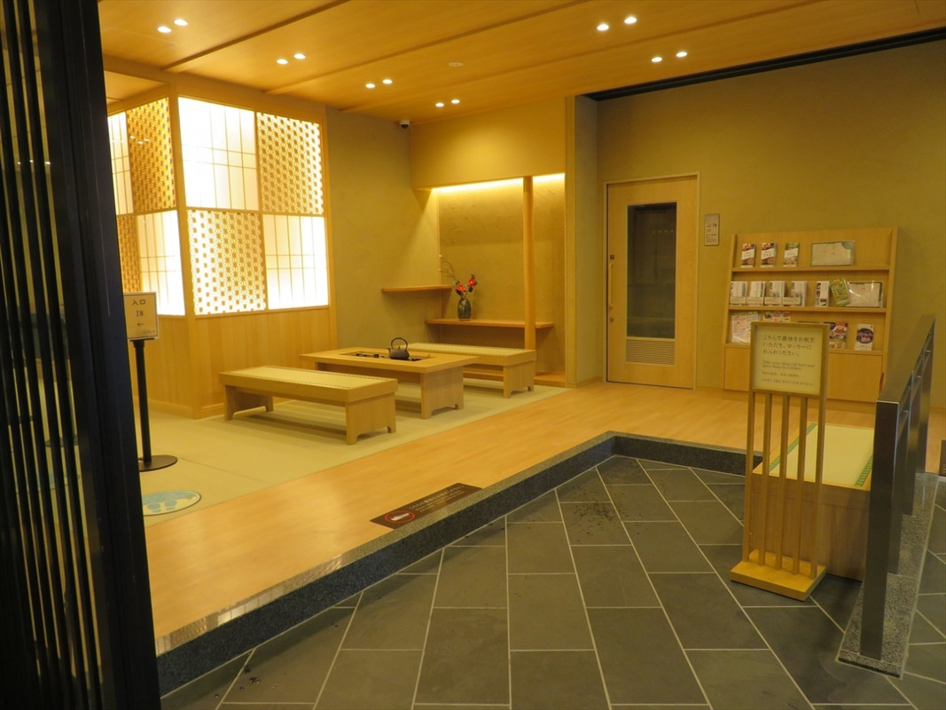 入り口で靴を脱いで預け、上がって行くスタイルです。