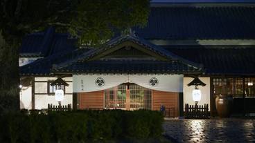 施設の正面 (日没後) / 1