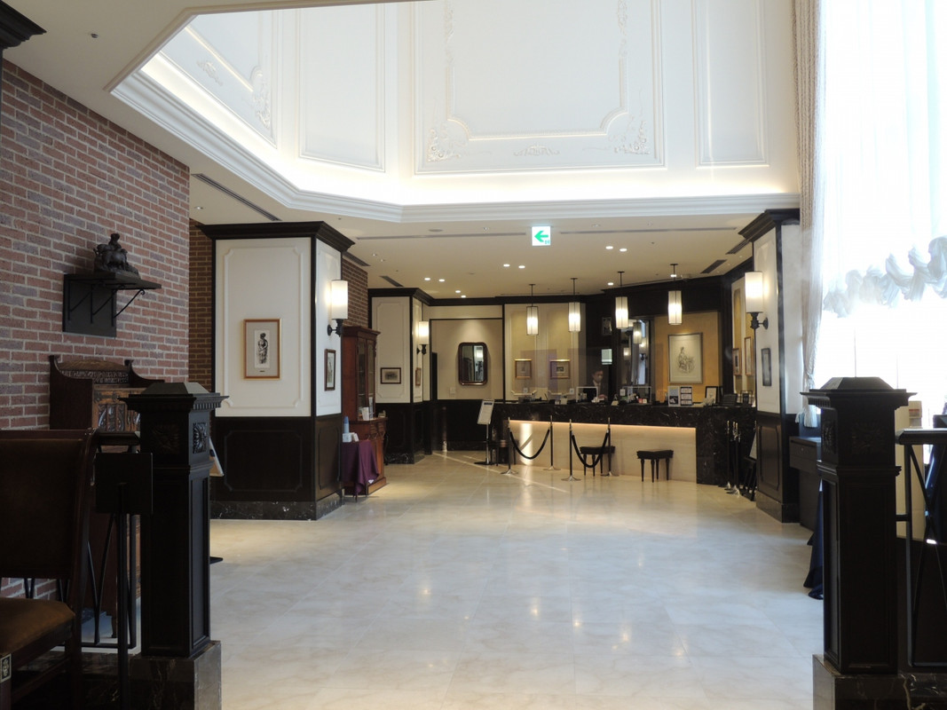 フロント周辺にも小磯良平画伯の作品