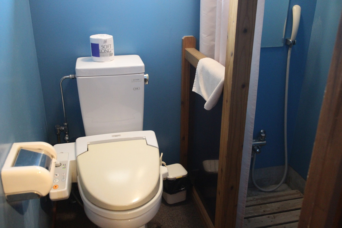 シャワーが着いていたが、夏場しか利用はないかと思われる。