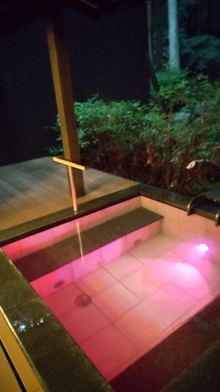 怪しい照明の露天風呂