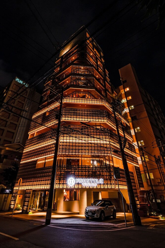 施設の正面 (日没後)