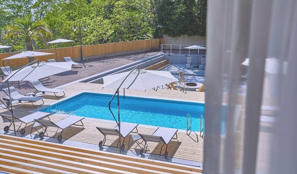 客室から眺めるプール / 1