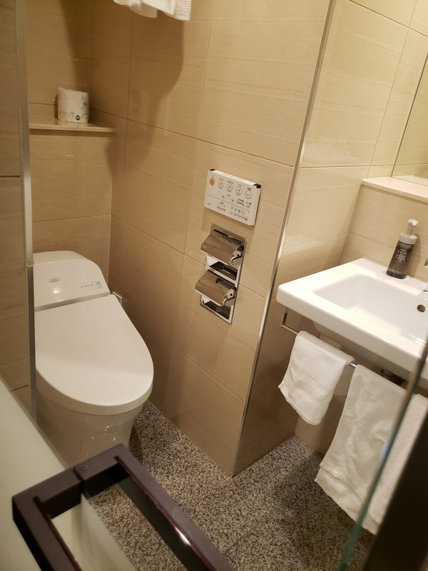 トイレがガラス越しに部屋からまる見え。趣味が悪い。