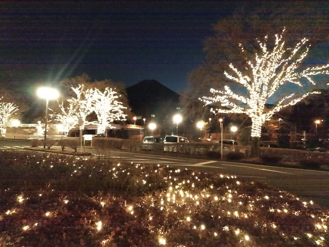 夕方、玄関から見た駐車場越しの富士山です。