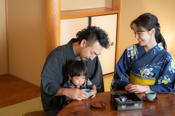 Portrait of a family getting along at ryokan