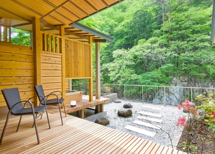 渓谷に面した客室からは箒川（ほうきがわ）の流れが心地よく聞こえます