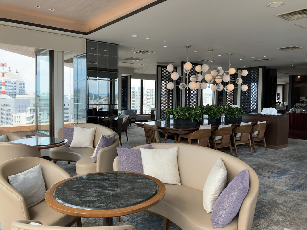 さてクラブラウンジ、3面に窓があって見晴らし最高