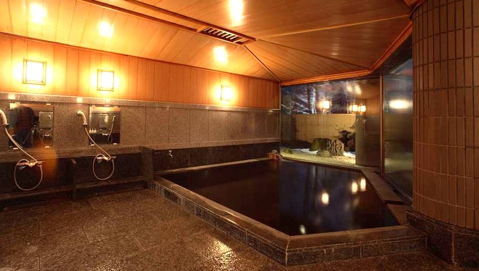 ほっと心落ち着く
自然に囲まれた温泉へ / 2