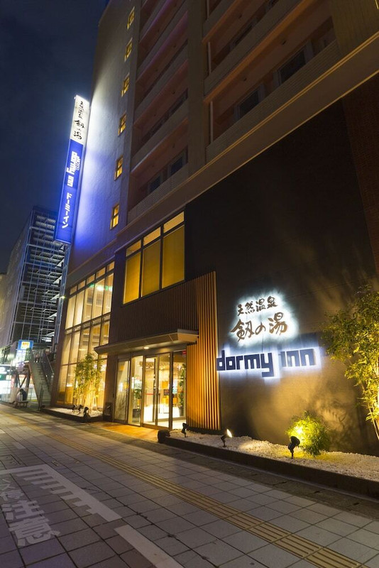 施設の正面 (日没後)