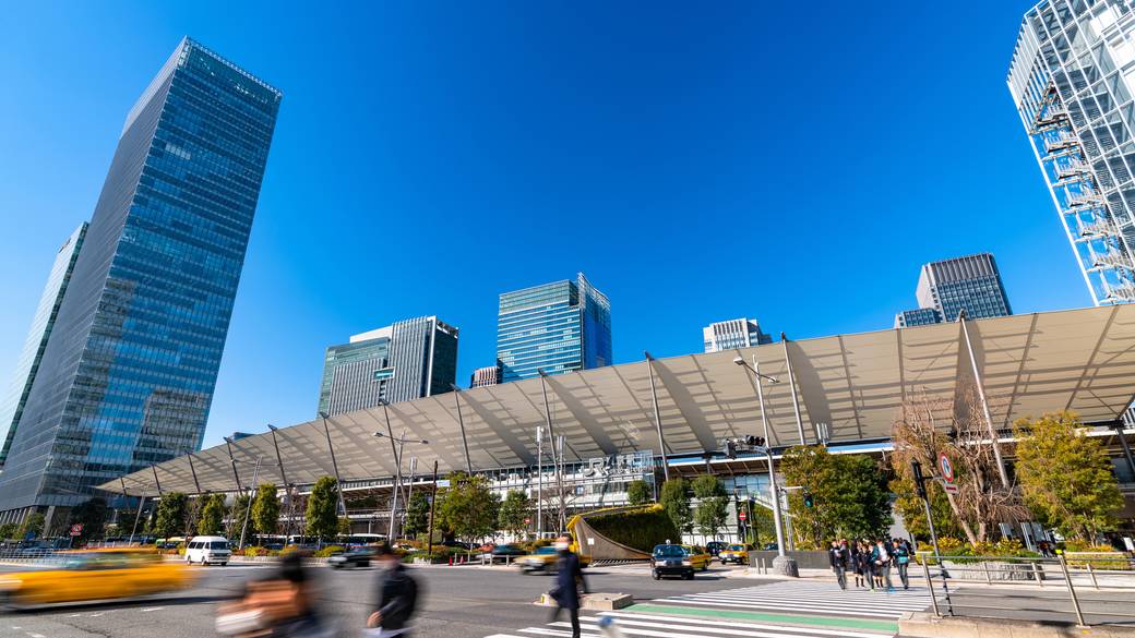 電車に揺られ
東京駅に到着 / 1
