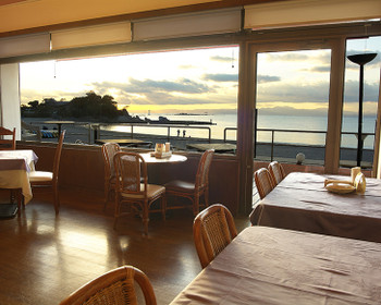 「海辺のレストラン ラ・プラージュ」内観 601883 ティールームから森戸の海を望む