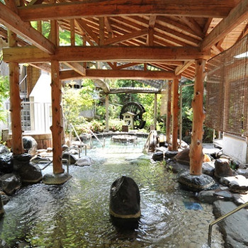 「依山楼岩崎」 内観 23121322 【お風呂について】　世界有数の名泉「三朝温泉」のお湯を、依山楼岩崎ならではの趣の異なった12箇所のお風呂で存分にお楽しみください。