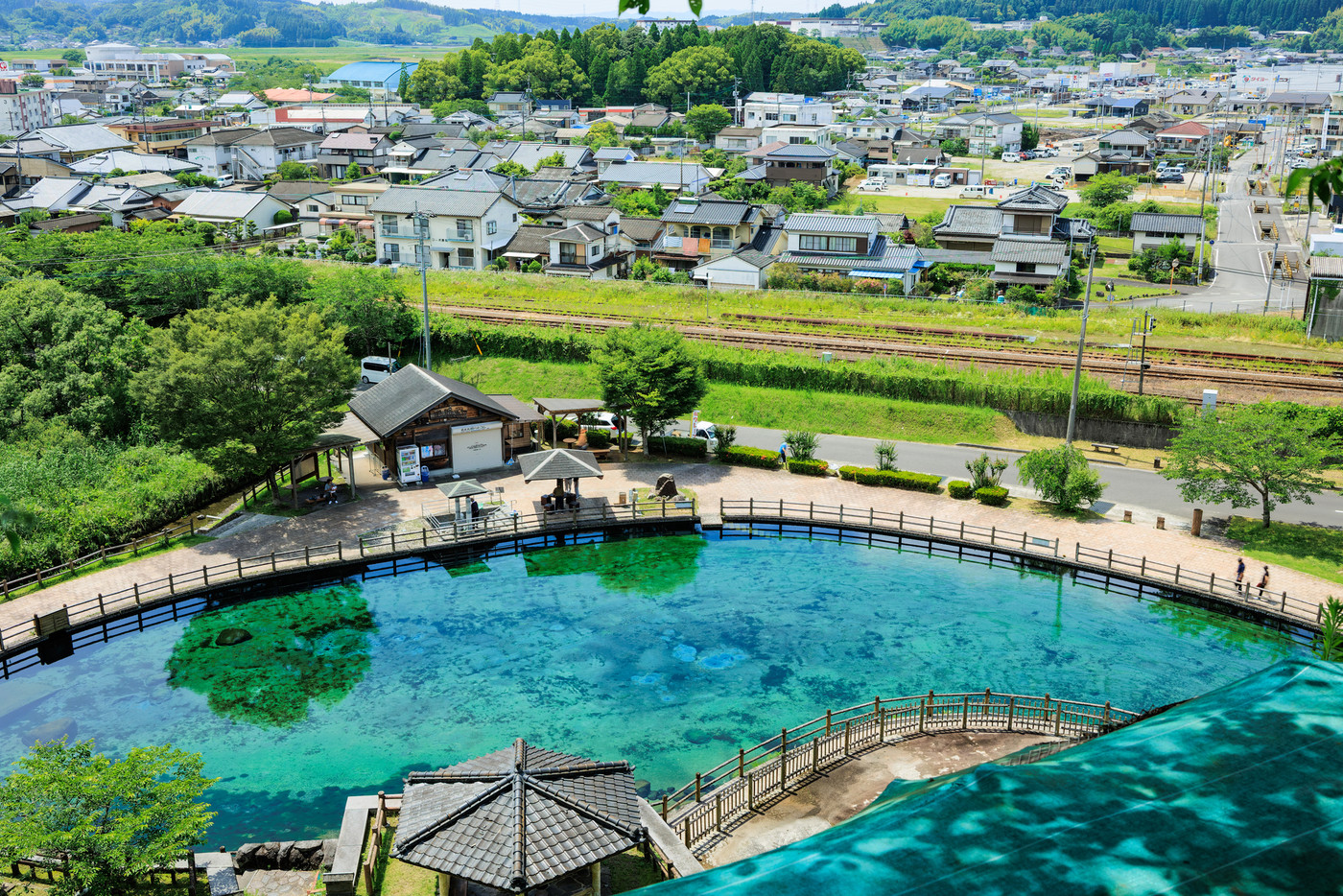 高所から見る丸池湧水（日本名水百選）と湧水町の街並み