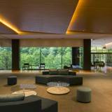 ロビーのソファ / 3