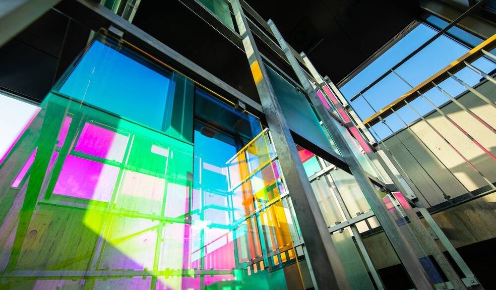 温泉とプールを繋ぐ階段 / 5