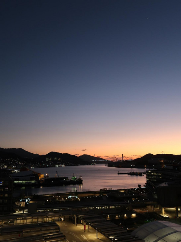 バルコニーから見た夕景。遠くに見える橋は…、