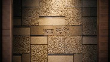 施設の正面 (日没後) / 1