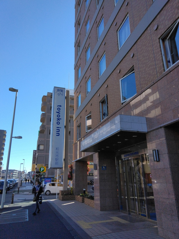 東横インの玄関を北側から見た様子です。