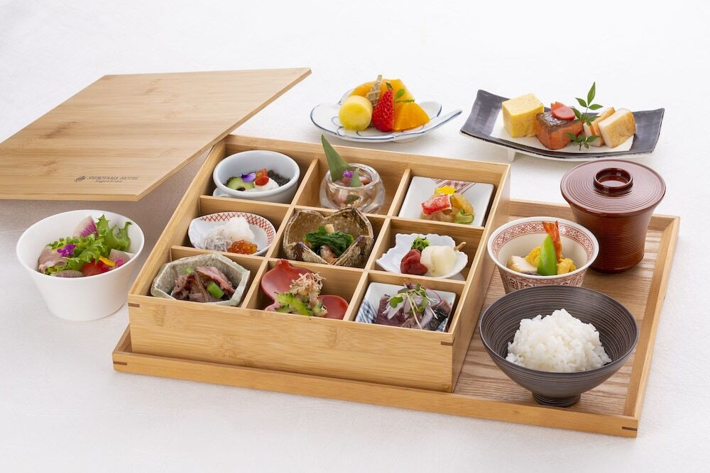 朝食膳「城山彩箱」（しろやまいろどりばこ）