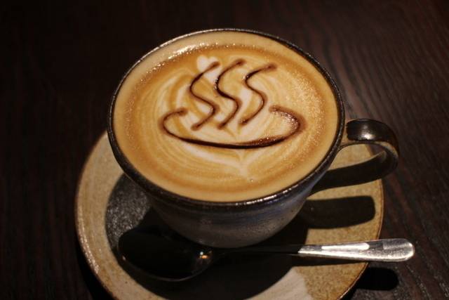 温泉街の人気店
「柏屋カフェ」で一息 / 1