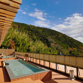 渓谷に佇む老舗料亭旅館で、温泉と懐石を堪能する上質なステイ4085890