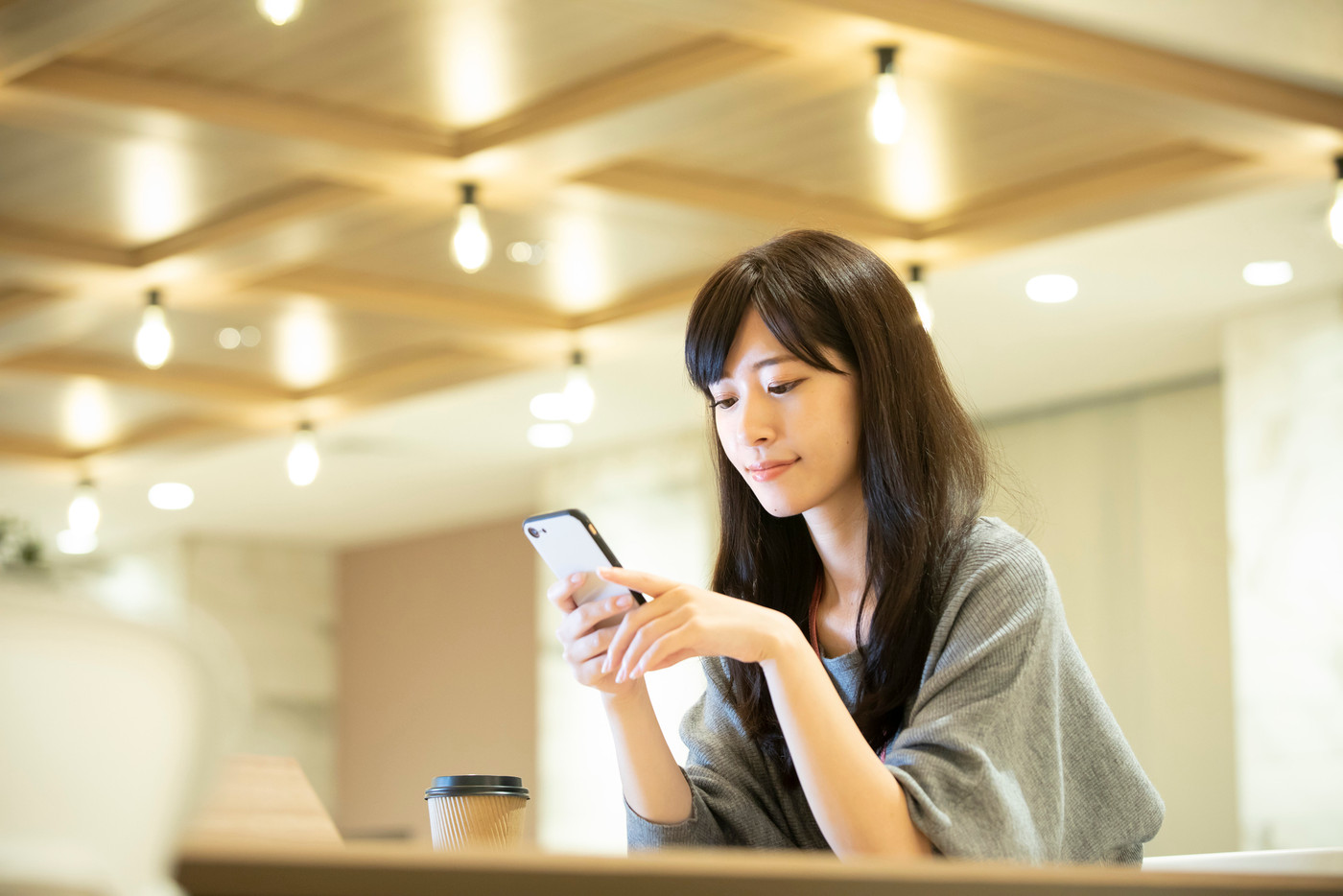 若い女性・暖色照明・オフィス