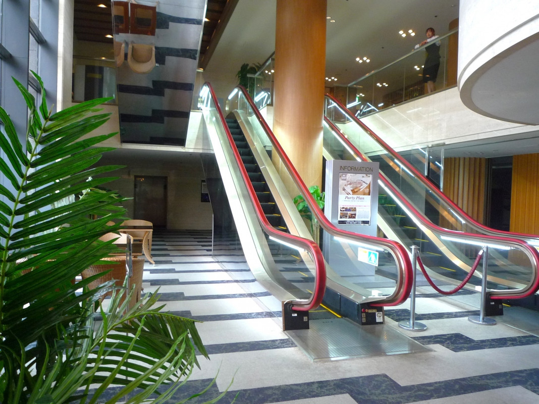 東館１階ロビー　エスカレーター