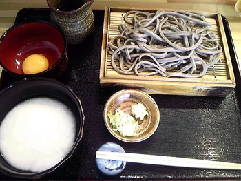 「みなと」料理 669982 あつもりそばにとろろと生卵のトッピング　750円