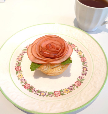 「ソビノワ」 料理 166767123 アップルパイ638円✨冷やされて提供です。カスタードクリーム入り♪薔薇の花びらのような薄切りのリンゴが美しい✨このお皿、ベストマッチです！