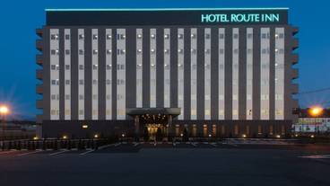 施設の正面 (日没後) / 1