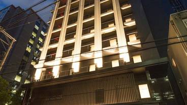 施設の正面 (日没後) / 1