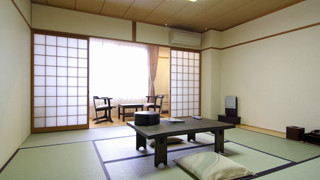 スタンダード ルーム ベッド (複数台) 共用バスルーム (for 2-4 people)