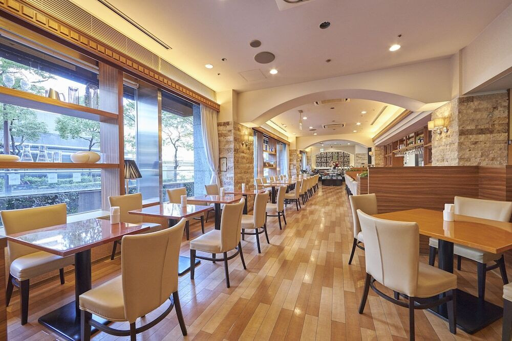 ホテル周辺の飲食店も充実♪朝は焼き立てのクロワッサンを頬張って4256492