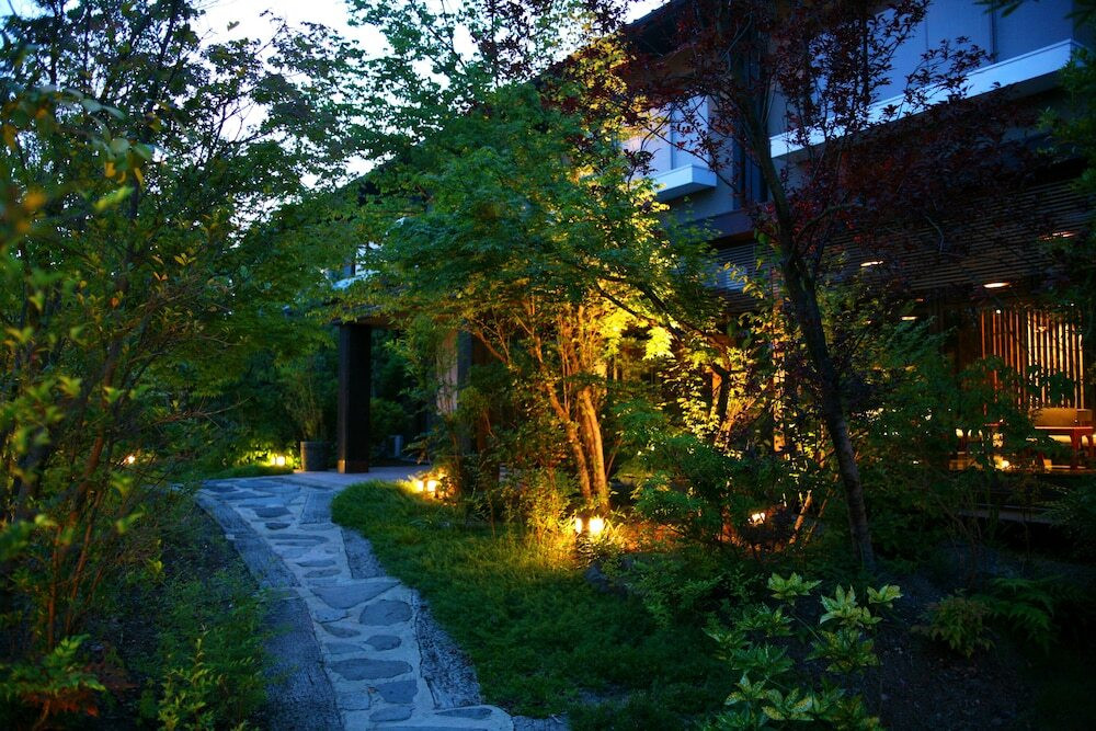 施設の正面 (日没後)