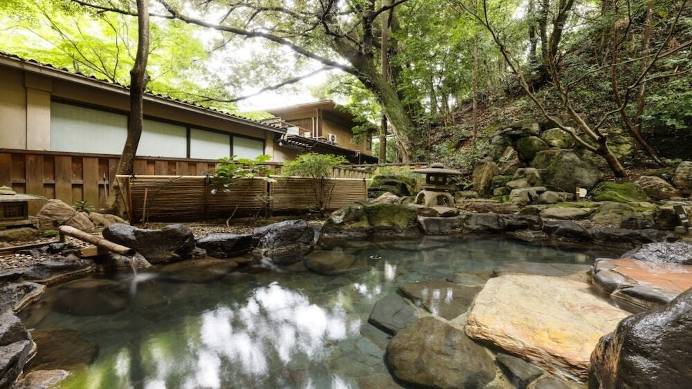 山代温泉最大の源泉量！温泉好きカップルにおすすめの宿4245012