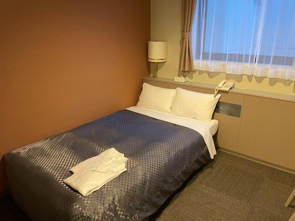 シングルルームのベッド。